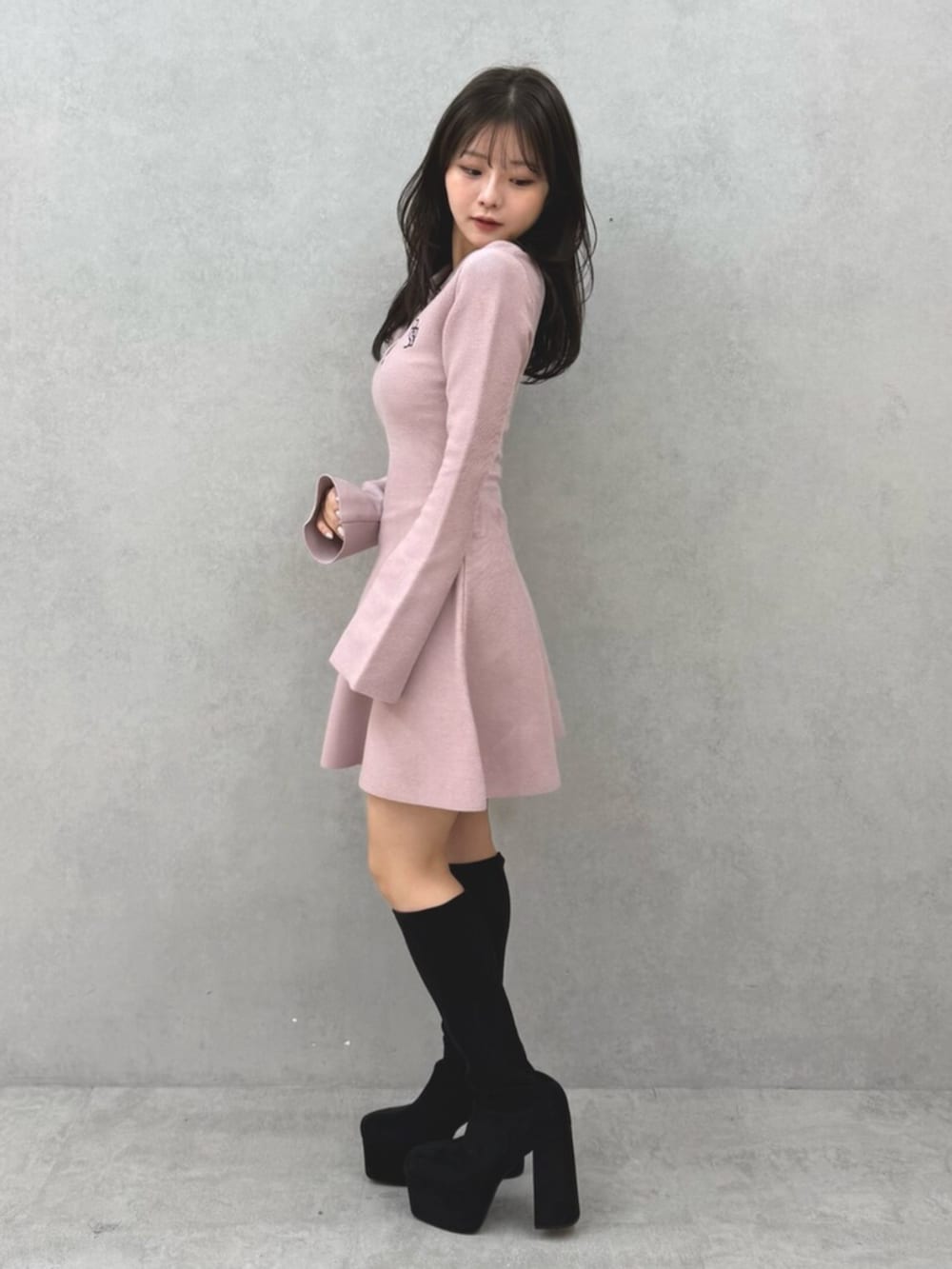 その他のブーツ、ピンク系のワンピースを着用したレディースの秋コーディネートの2枚目の写真