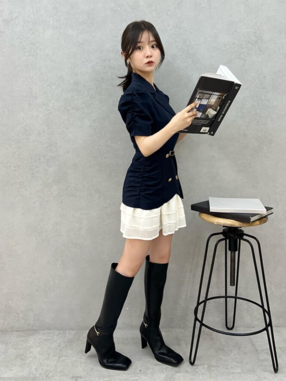 ブルー系のワンピース、ブラック系のブーツを着用したレディースの夏コーディネートの2枚目の写真