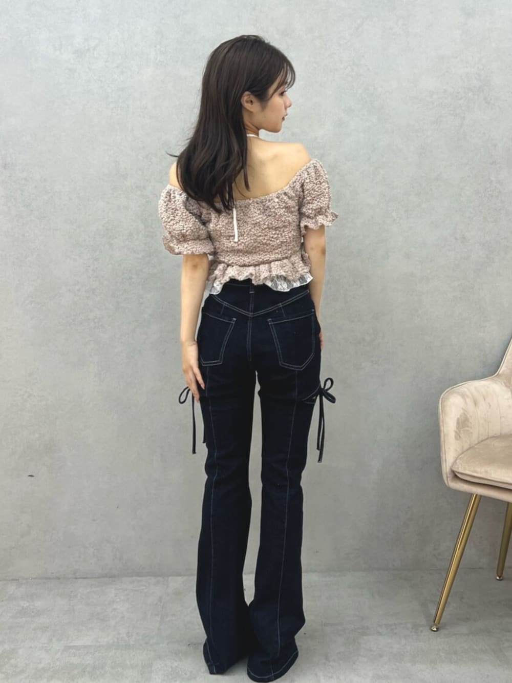 ブラック系のパンプス、ブルー系のデニムパンツ、ベージュ系のシャツ/ブラウスを着用したレディースの夏コーディネートの3枚目の写真