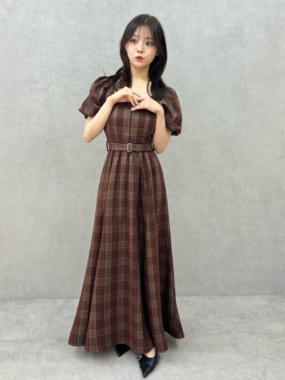 ブラック系のパンプス、レッド系のワンピースを着用したレディースの夏コーディネートの2枚目の写真