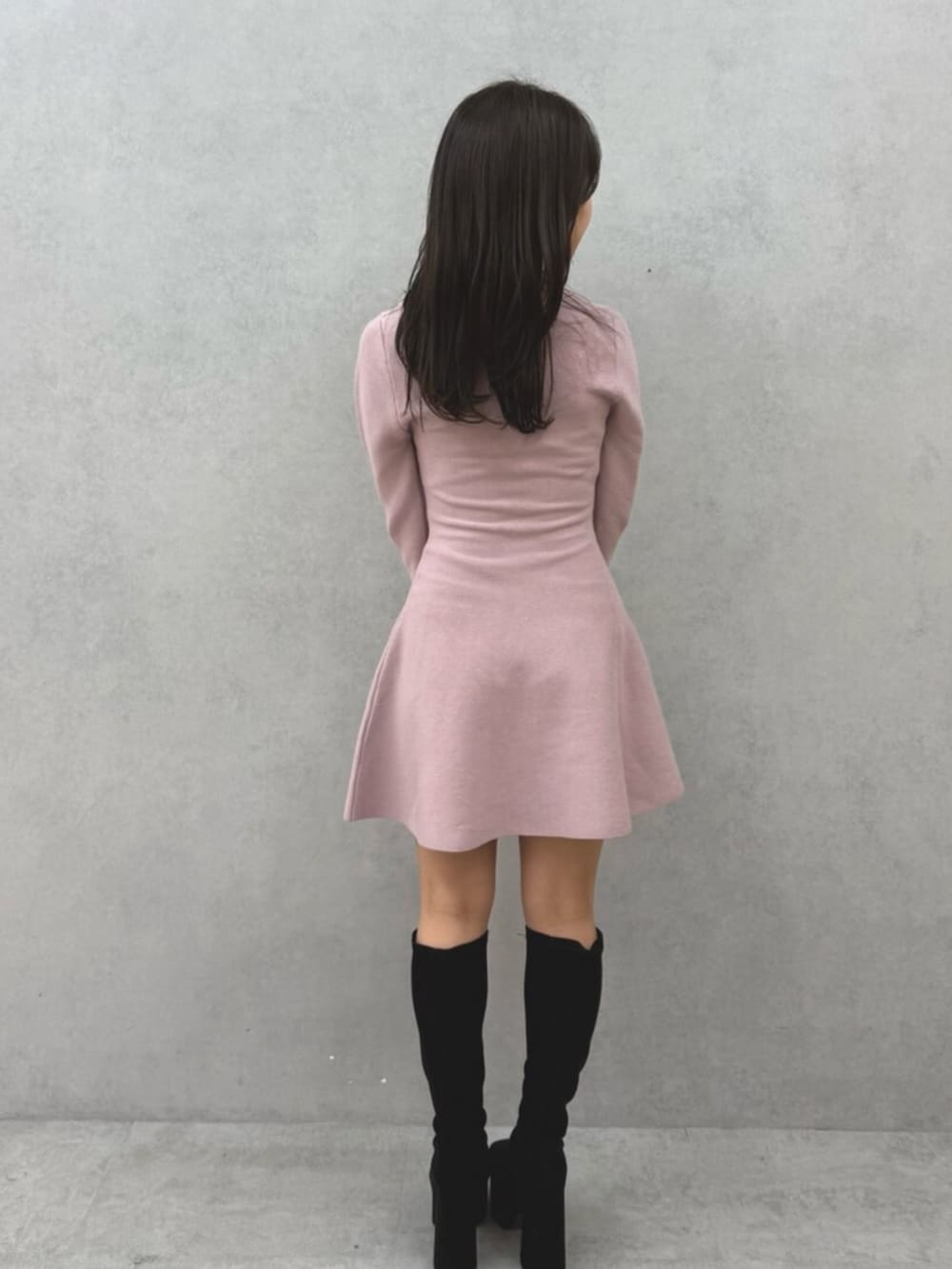 その他のブーツ、ピンク系のワンピースを着用したレディースの秋コーディネートの3枚目の写真