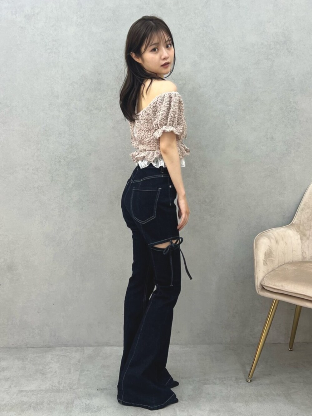 ブラック系のパンプス、ブルー系のデニムパンツ、ベージュ系のシャツ/ブラウスを着用したレディースの夏コーディネートの2枚目の写真