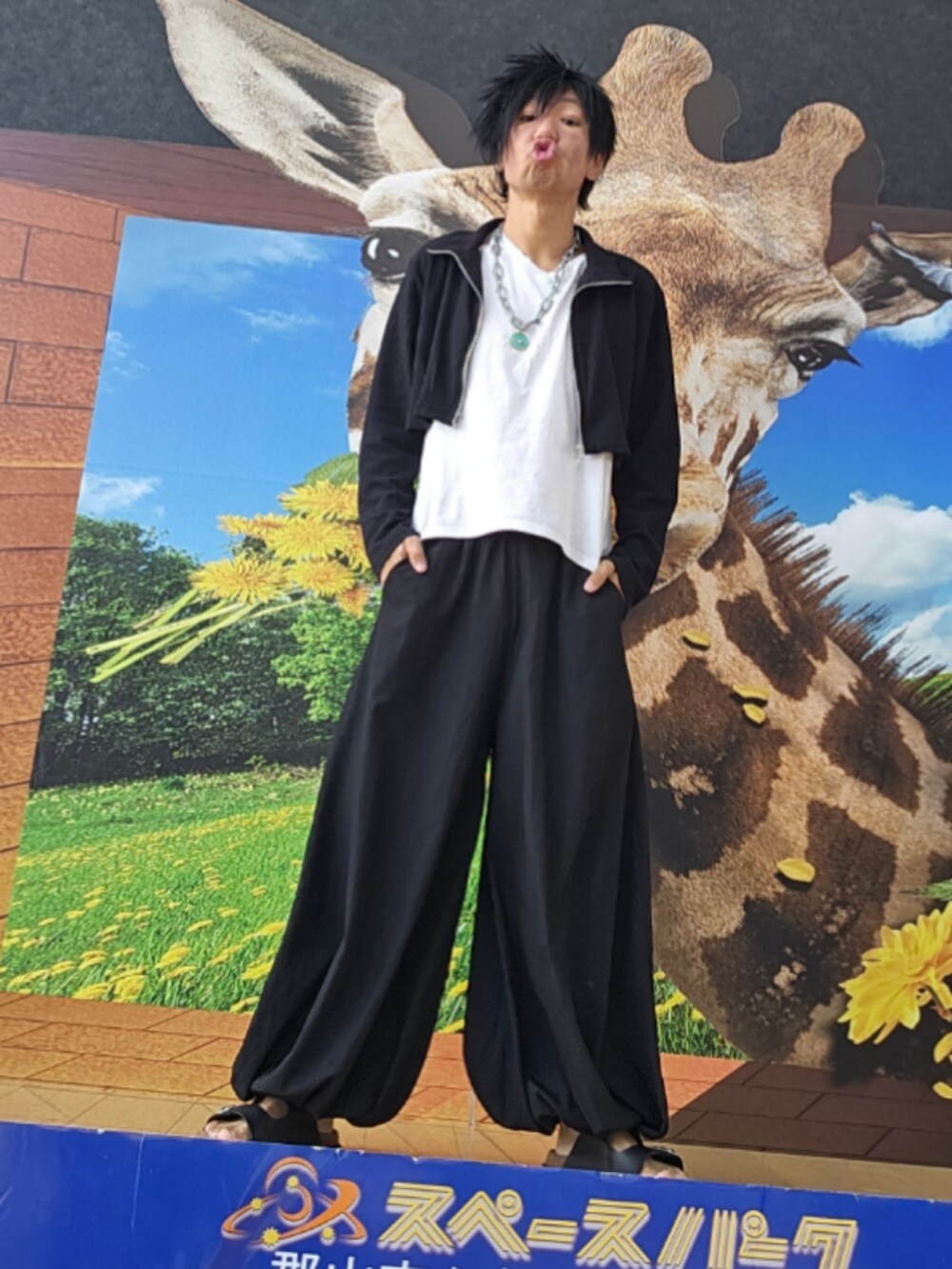 ブラック系のニット/セーターを着用したメンズの夏コーディネートの2枚目の写真