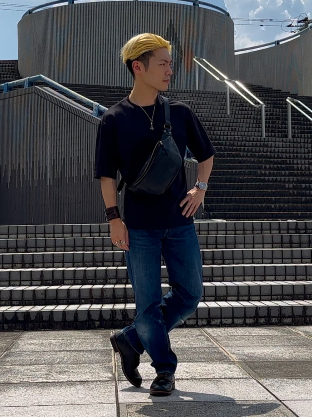 ブラック系のブーツ、ブラック系のボディバッグ/ウエストポーチ、その他のその他を着用したメンズの秋コーディネートの2枚目の写真