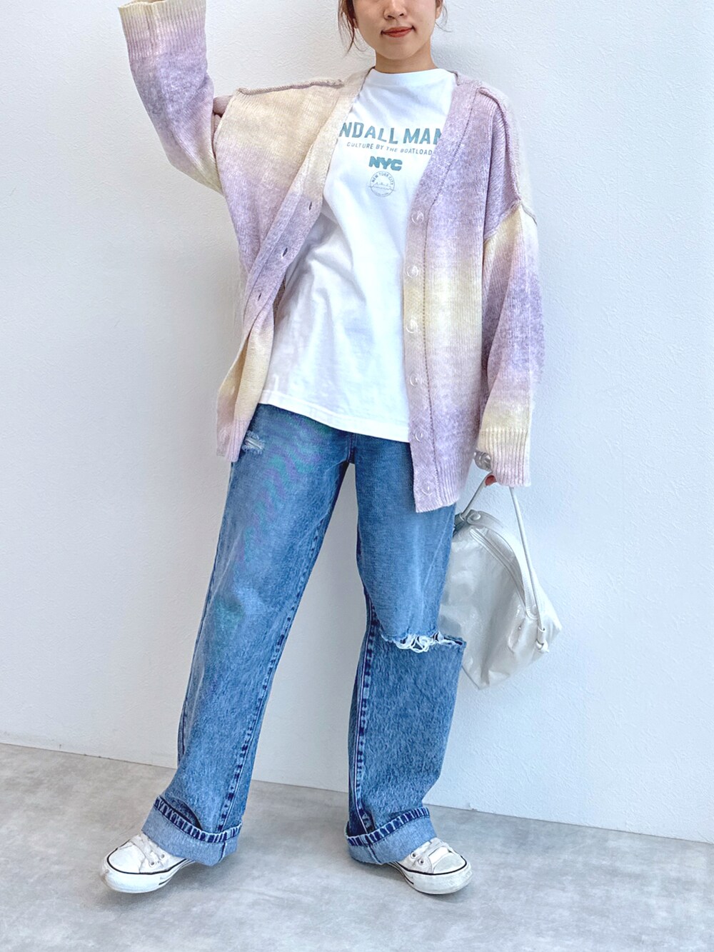 ブルー系のデニムパンツ、ホワイト系のTシャツ/カットソー、ピンク系のカーディガン/ボレロを着用したレディースの冬コーディネートの2枚目の写真