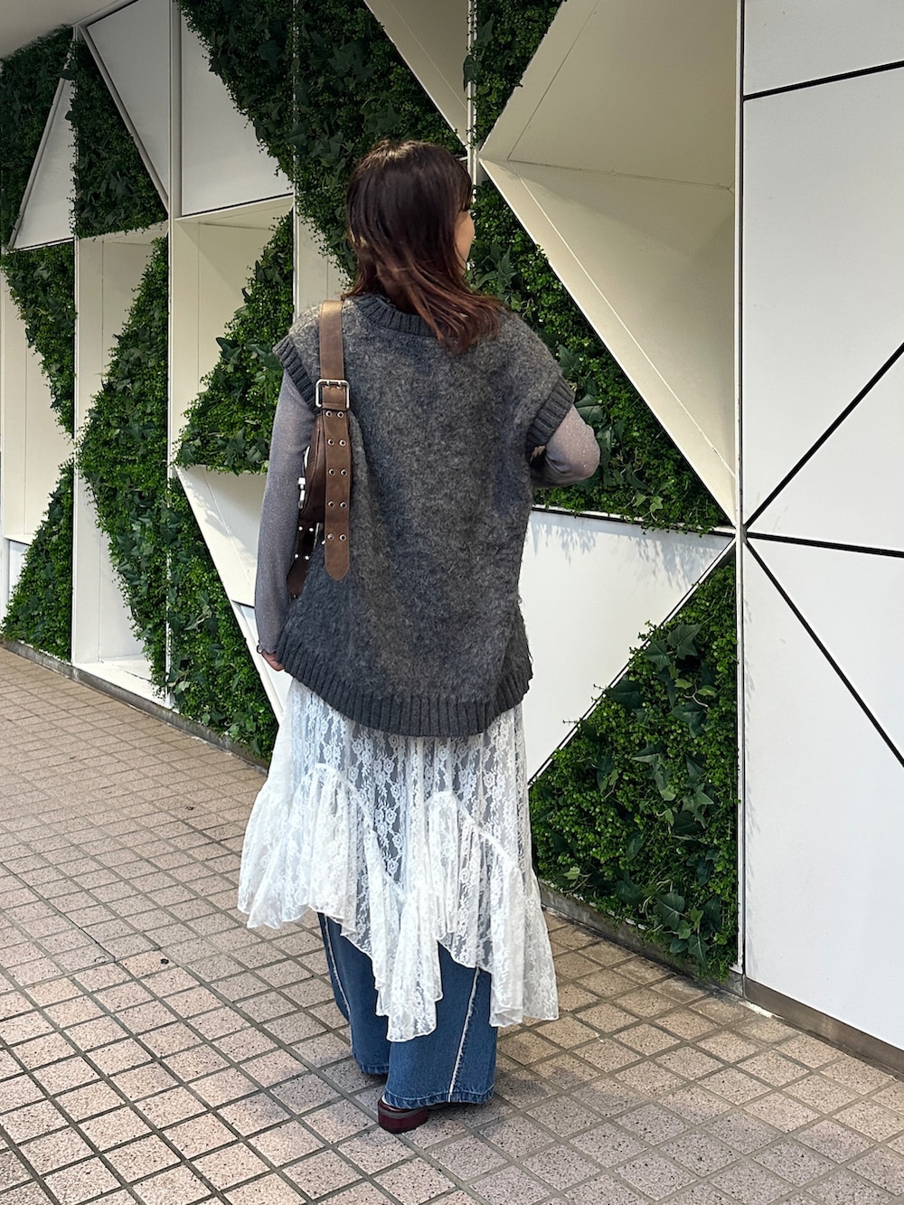 「レイヤードスタイル、ベスト、ベストコーデ、ワンピース」｜「w closetの起毛ニットベスト（ベスト、グレー系）」を使った、kitano manamiさん（レディース・158cm）の秋コーディネートの3枚目の写真