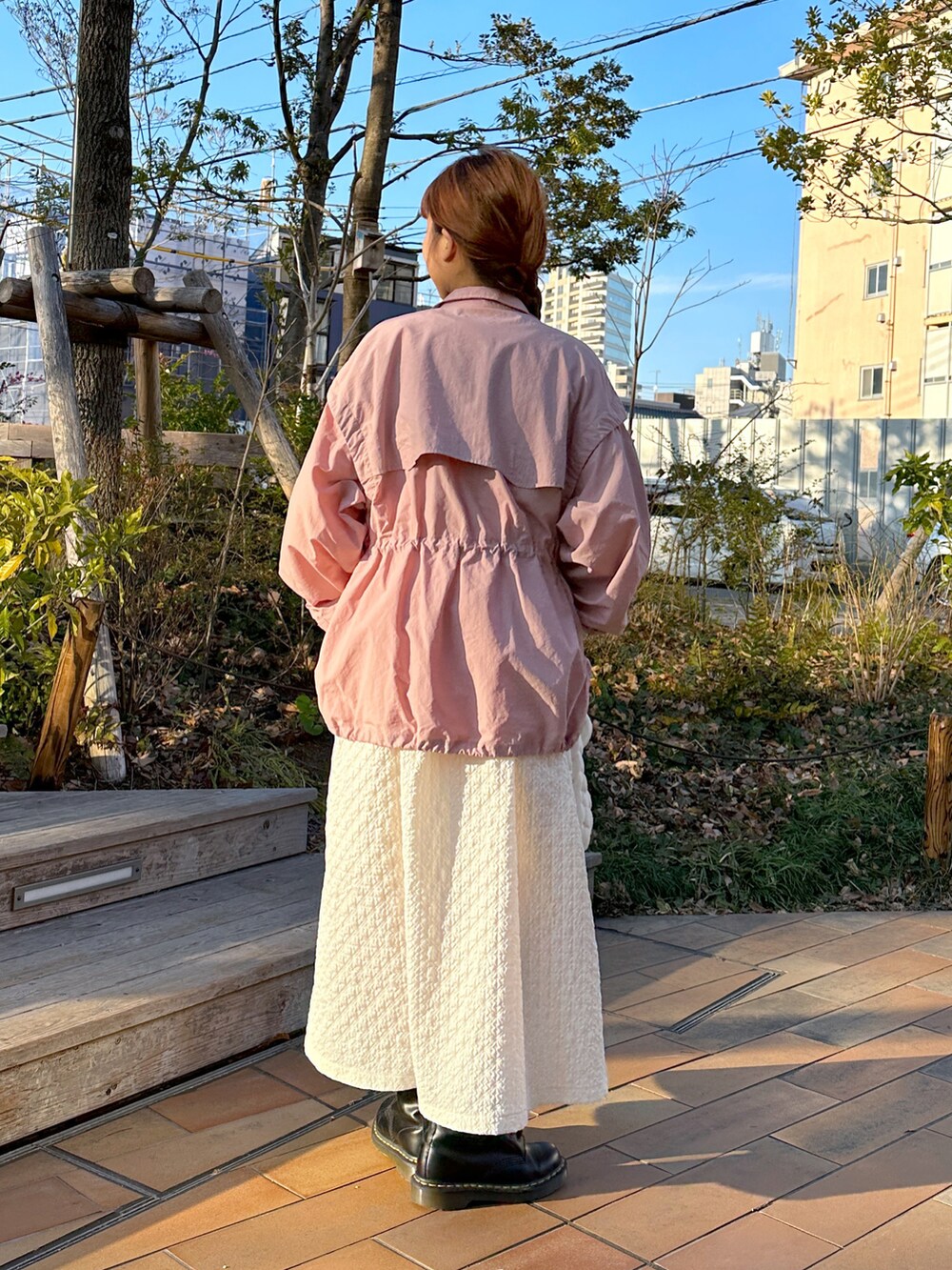 「ほめられ本命コーデ、大人カジュアル、ワンピース、ワンピースコーデ、春アウター、ピンクコーデ、ピンク」｜「w closetのフクレジャガードキャミワンピース（ワンピース、ホワイト系）」を使った、kitano manamiさん（レディース・158cm）の冬コーディネートの5枚目の写真