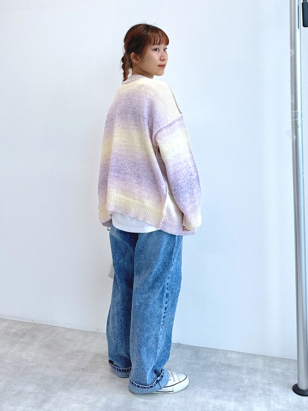 ブルー系のデニムパンツ、ホワイト系のTシャツ/カットソー、ピンク系のカーディガン/ボレロを着用したレディースの冬コーディネートの5枚目の写真