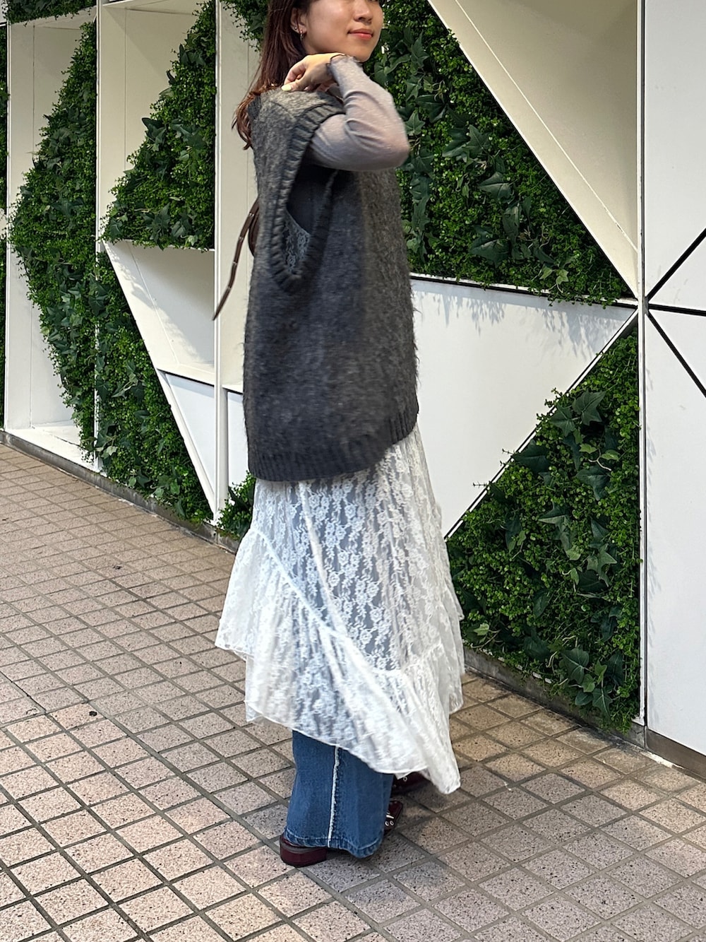 「レイヤードスタイル、ベスト、ベストコーデ、ワンピース」｜「w closetの起毛ニットベスト（ベスト、グレー系）」を使った、kitano manamiさん（レディース・158cm）の秋コーディネートの2枚目の写真