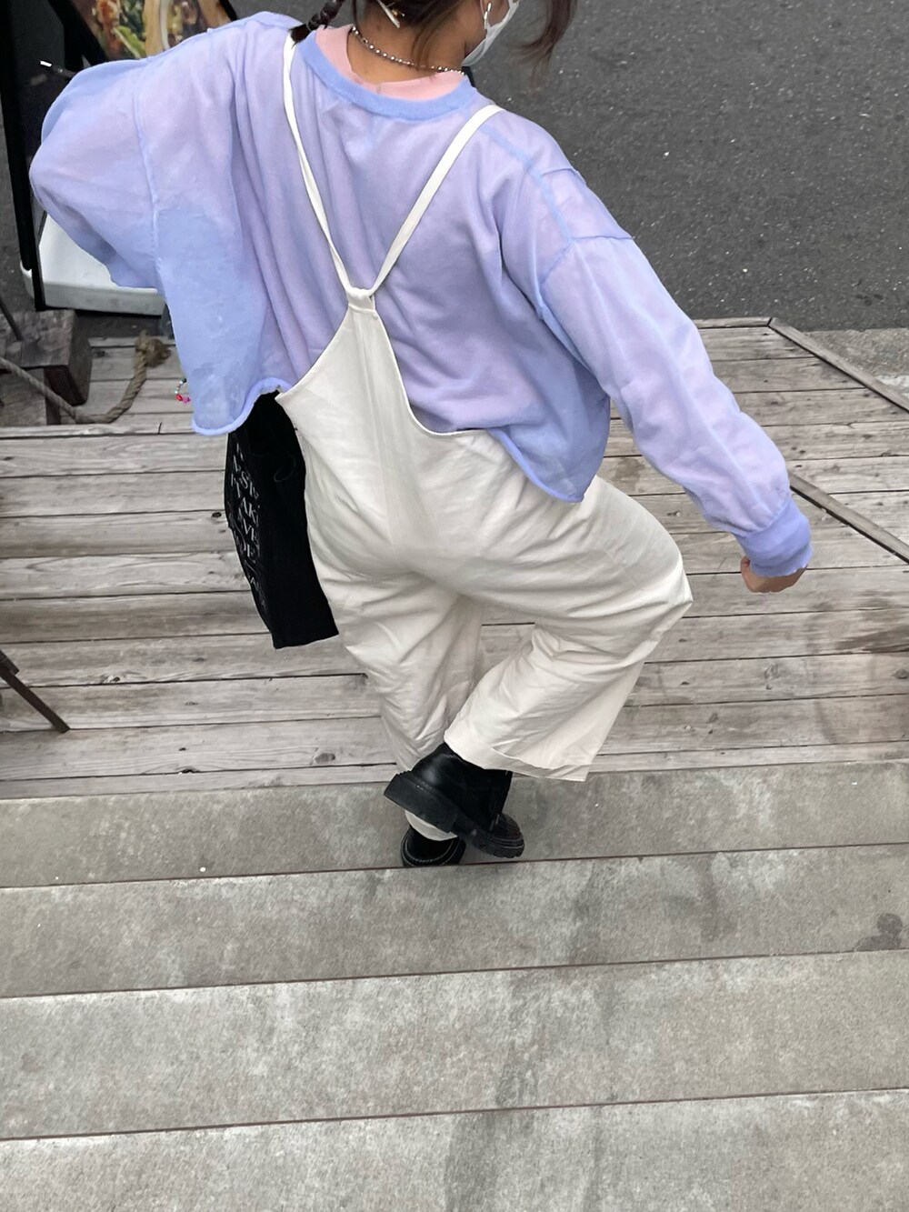 「w closetの【2022S/S】シアーショートプルオーバー（ニット/セーター、ブルー系）」を使った、kitano manamiさん（レディース・158cm）の冬コーディネートの2枚目の写真