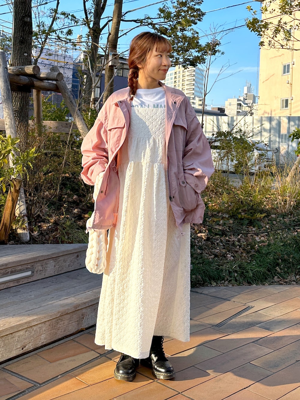 「ほめられ本命コーデ、大人カジュアル、ワンピース、ワンピースコーデ、春アウター、ピンクコーデ、ピンク」｜「w closetのフクレジャガードキャミワンピース（ワンピース、ホワイト系）」を使った、kitano manamiさん（レディース・158cm）の冬コーディネートの2枚目の写真