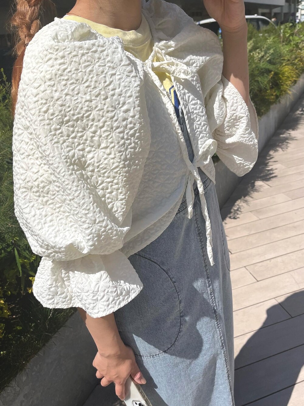 ホワイト系のシャツ/ブラウス、ブルー系のワンピースを着用したレディースの春コーディネートの3枚目の写真