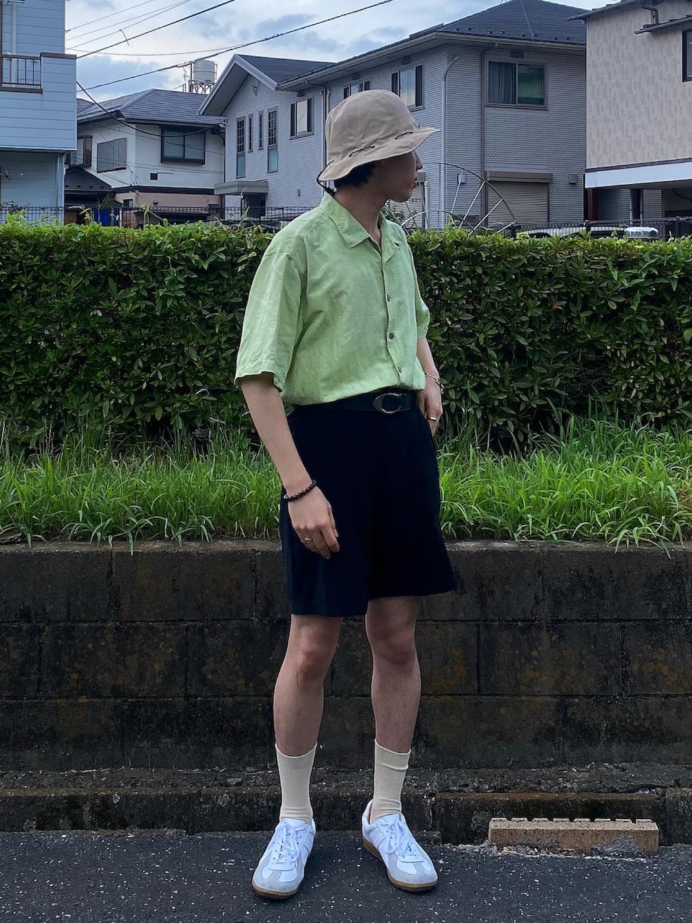 グリーン系のシャツ/ブラウス、ブラック系のその他パンツ、ホワイト系のスニーカーを着用したメンズの夏コーディネートの2枚目の写真