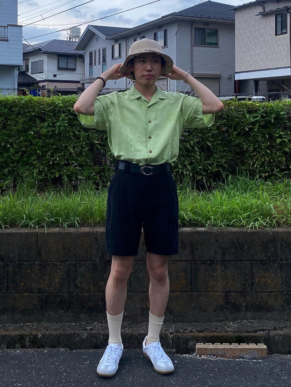 グリーン系のシャツ/ブラウス、ブラック系のその他パンツ、ホワイト系のスニーカーを着用したメンズの夏コーディネートの3枚目の写真