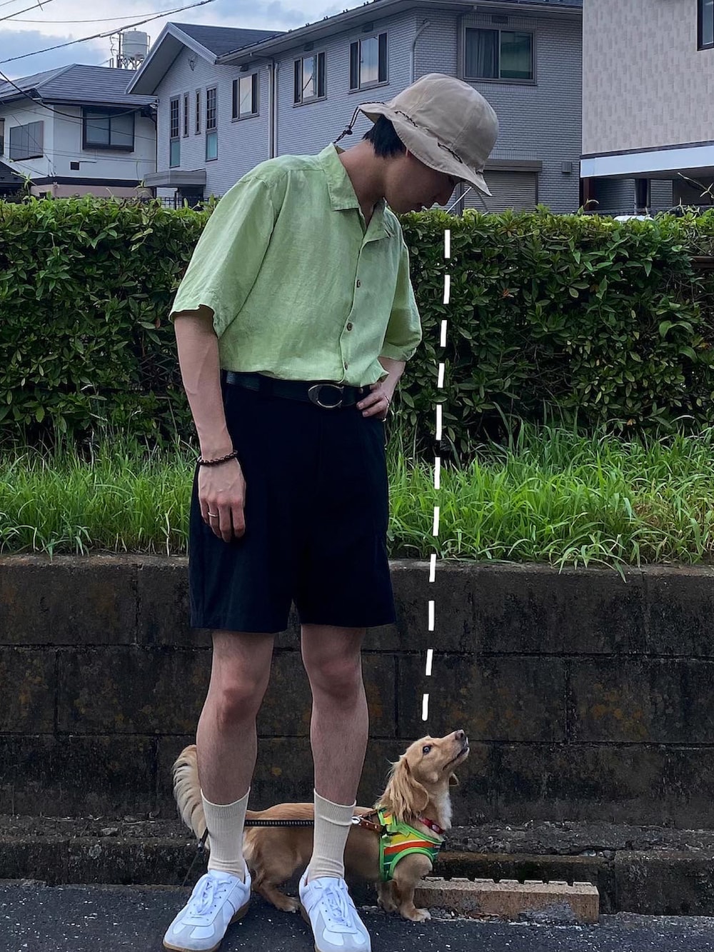 グリーン系のシャツ/ブラウス、ブラック系のその他パンツ、ホワイト系のスニーカーを着用したメンズの夏コーディネートの4枚目の写真