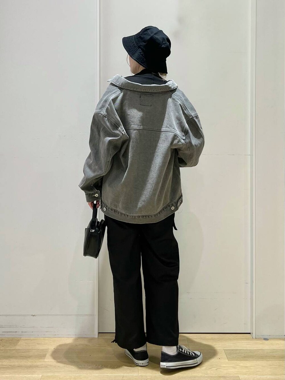 「高身長、きれいめ、女子ウケ、着痩せ・細見え、着痩せ、体型カバー、高見え、休日コーデ、女子会、ハット、デニムジャケット、ウエストゴム、ショルダーバッグ、リング、ピアス」｜「JEANASISの【ステンレス】プランプリング/185674（リング、シルバー系）」を使った、ハラミさん（レディース・167cm）の秋コーディネートの3枚目の写真