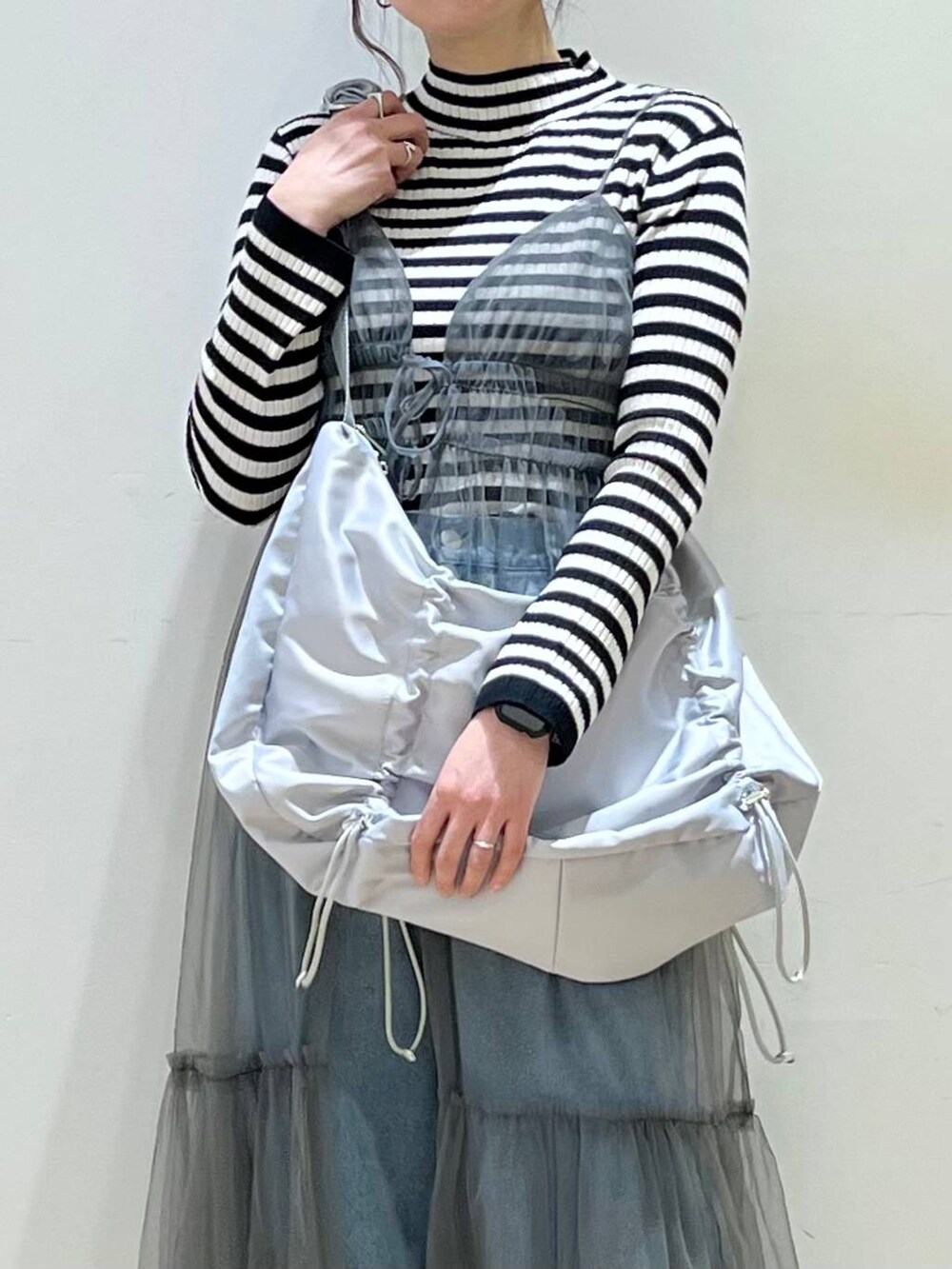 「高身長、きれいめ、女子ウケ、春コーデ、高見え、着痩せ・細見え、LAKOLE、着痩せ、体型カバー、休日コーデ、女子会、ニット、キャミワンピース、ショルダーバッグ、デニムパンツ」｜「LAKOLEのベルトスニーカー[WOMEN] / 100187（スニーカー、ブラック系）」を使った、ハラミさん（レディース・167cm）の冬コーディネートの4枚目の写真