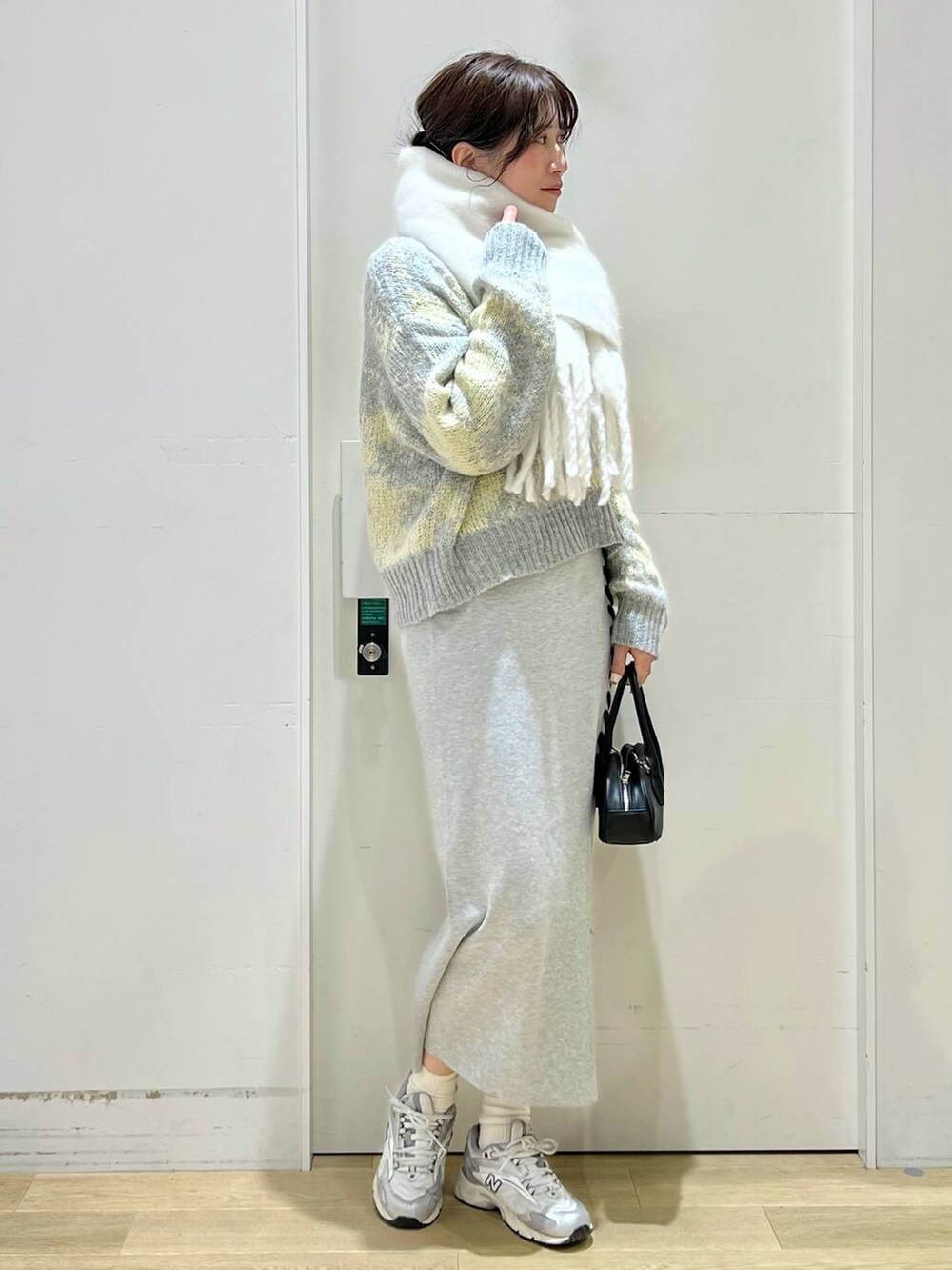 「高身長、きれいめ、女子ウケ、冬コーデ、カジュアル、高見え、プチプラ、着痩せ・細見え、着痩せ、ニット、ロングスカート、ウエストゴム、バッグ、マフラー、人気アイテムをチェック！」｜「LAKOLEのブークレーカラーマフラー / 138785（マフラー、ホワイト系）」を使った、ハラミさん（レディース・167cm）の冬コーディネートの6枚目の写真