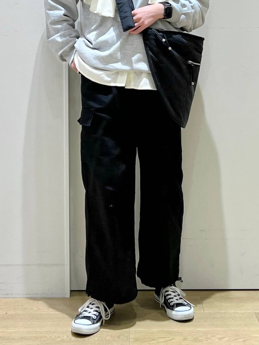 「高身長、きれいめ、女子ウケ、秋コーデ、リング、着痩せ・細見え、着痩せ、高見え、ベーシック/シンプル、休日コーデ、女子会、スウェット、ブラウス、ウエストゴム、ショルダーバッグ」|「JEANASISの【ステンレス】プランプリング/185674(リング、シルバー系)」を使った、ハラミさん(レディース・167cm)の秋コーディネートの5枚目の写真