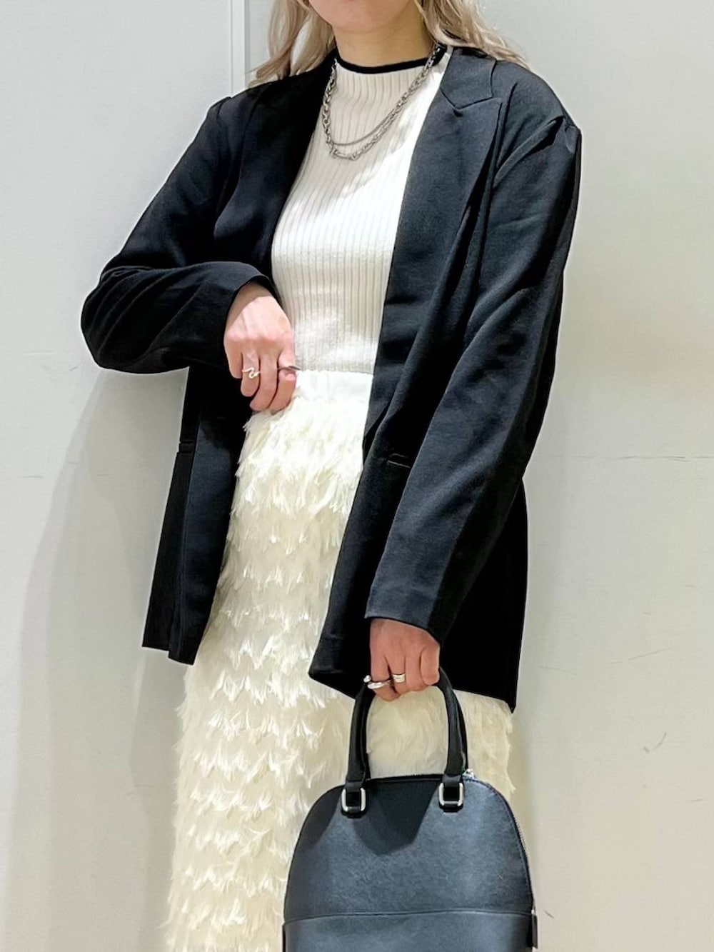 「秋コーデ、高身長、きれいめ、女子ウケ、着痩せ・細見え、着痩せ、高見え、休日コーデ、女子会、ベーシック/シンプル、ニット、ジャケット、ロングスカート、ウエストゴム、ハンドバッグ」|「JEANASISの【ステンレス】プランプリング/185674(リング、シルバー系)」を使った、ハラミさん(レディース・167cm)の秋コーディネートの4枚目の写真