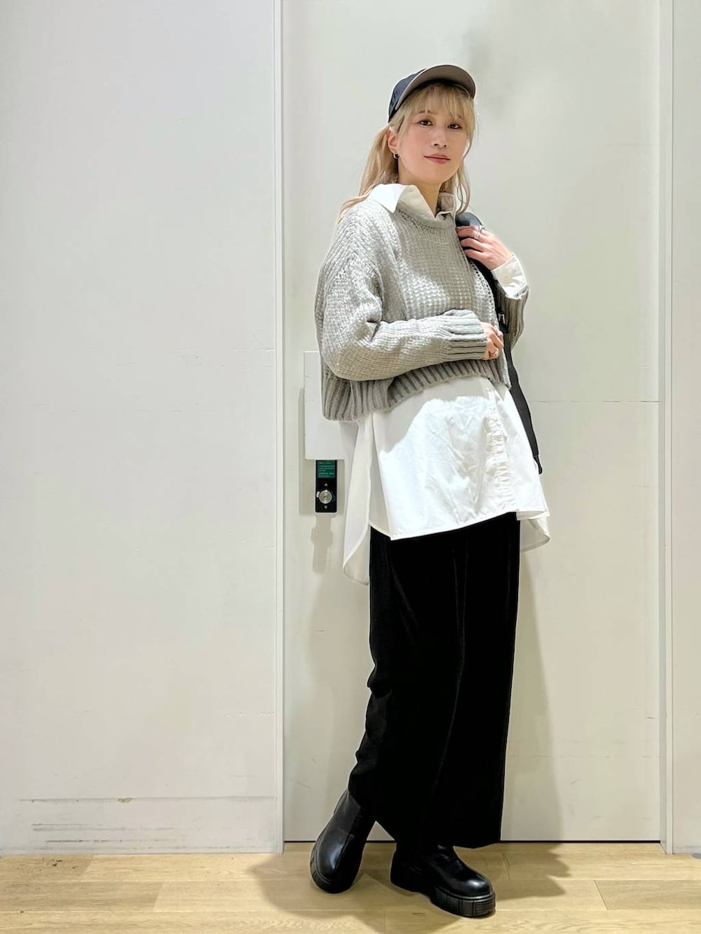 「高身長、きれいめ、女子ウケ、秋コーデ、カジュアル、着痩せ・細見え、着痩せ、体型カバー、高見え、ベーシック/シンプル、休日コーデ、女子会、ニット、シャツ、スラックス」|「JEANASISの【ステンレス】プランプリング/185674(リング、シルバー系)」を使った、ハラミさん(レディース・167cm)の秋コーディネートの7枚目の写真