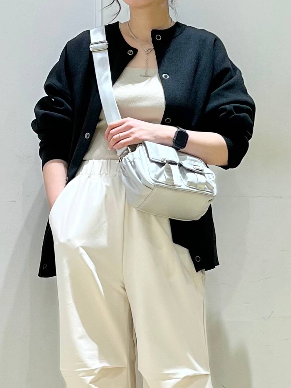 ベージュ系のその他パンツ、イエロー系のニット/セーター、ブラック系のブーツを着用したレディースの冬コーディネートの4枚目の写真