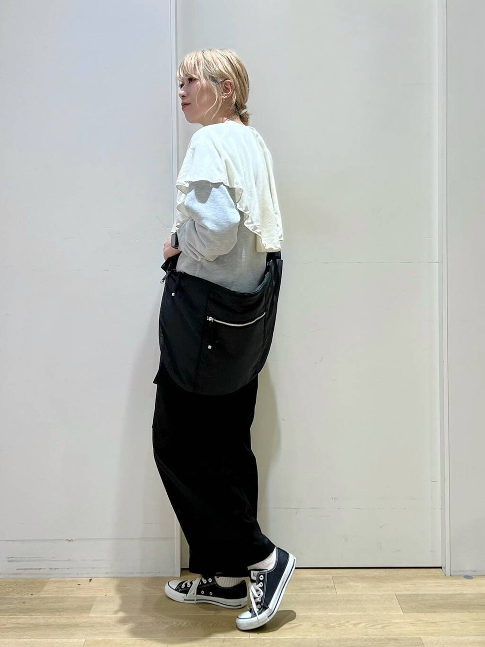 「高身長、きれいめ、女子ウケ、秋コーデ、リング、着痩せ・細見え、着痩せ、高見え、ベーシック/シンプル、休日コーデ、女子会、スウェット、ブラウス、ウエストゴム、ショルダーバッグ」|「JEANASISの【ステンレス】プランプリング/185674(リング、シルバー系)」を使った、ハラミさん(レディース・167cm)の秋コーディネートの2枚目の写真