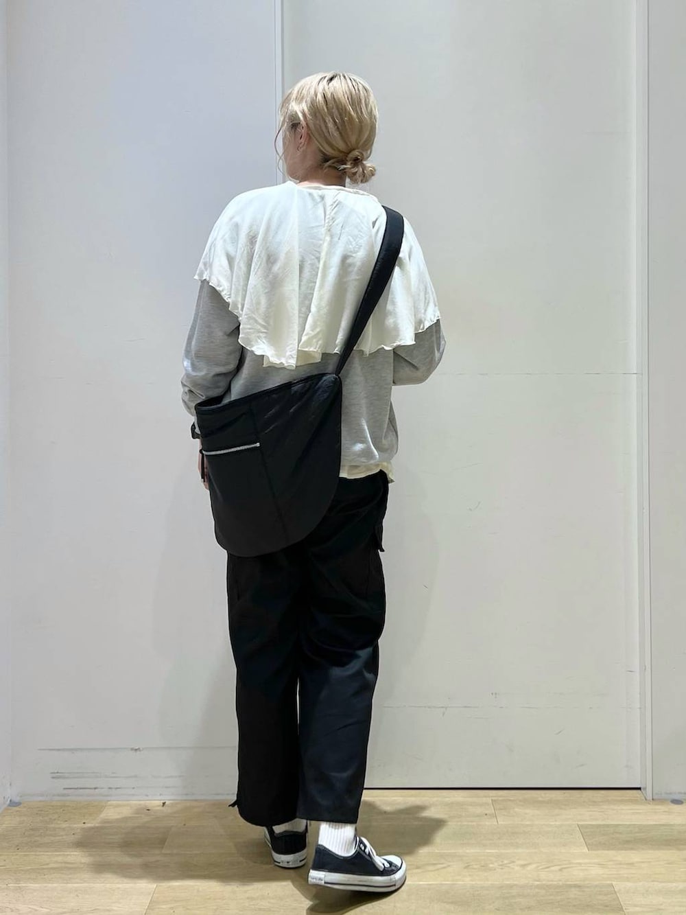 「高身長、きれいめ、女子ウケ、秋コーデ、リング、着痩せ・細見え、着痩せ、高見え、ベーシック/シンプル、休日コーデ、女子会、スウェット、ブラウス、ウエストゴム、ショルダーバッグ」|「JEANASISの【ステンレス】プランプリング/185674(リング、シルバー系)」を使った、ハラミさん(レディース・167cm)の秋コーディネートの3枚目の写真