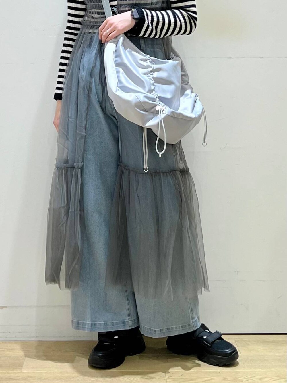 「高身長、きれいめ、女子ウケ、春コーデ、高見え、着痩せ・細見え、LAKOLE、着痩せ、体型カバー、休日コーデ、女子会、ニット、キャミワンピース、ショルダーバッグ、デニムパンツ」｜「LAKOLEのベルトスニーカー[WOMEN] / 100187（スニーカー、ブラック系）」を使った、ハラミさん（レディース・167cm）の冬コーディネートの5枚目の写真