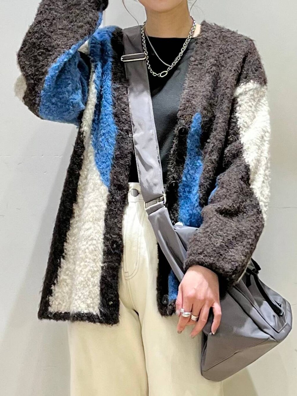 「LAKOLE、高身長、きれいめ、女子ウケ、秋コーデ、着痩せ・細見え、着痩せ、体型カバー、ベーシック/シンプル、高見え、女子会、休日コーデ、カーディガン、ロンT、デニムパンツ」|「JEANASISの【ステンレス】プランプリング/185674(リング、シルバー系)」を使った、ハラミさん(レディース・167cm)の秋コーディネートの4枚目の写真
