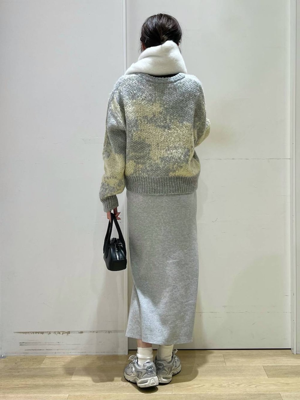 「高身長、きれいめ、女子ウケ、冬コーデ、カジュアル、高見え、プチプラ、着痩せ・細見え、着痩せ、ニット、ロングスカート、ウエストゴム、バッグ、マフラー、人気アイテムをチェック！」｜「LAKOLEのブークレーカラーマフラー / 138785（マフラー、ホワイト系）」を使った、ハラミさん（レディース・167cm）の冬コーディネートの3枚目の写真