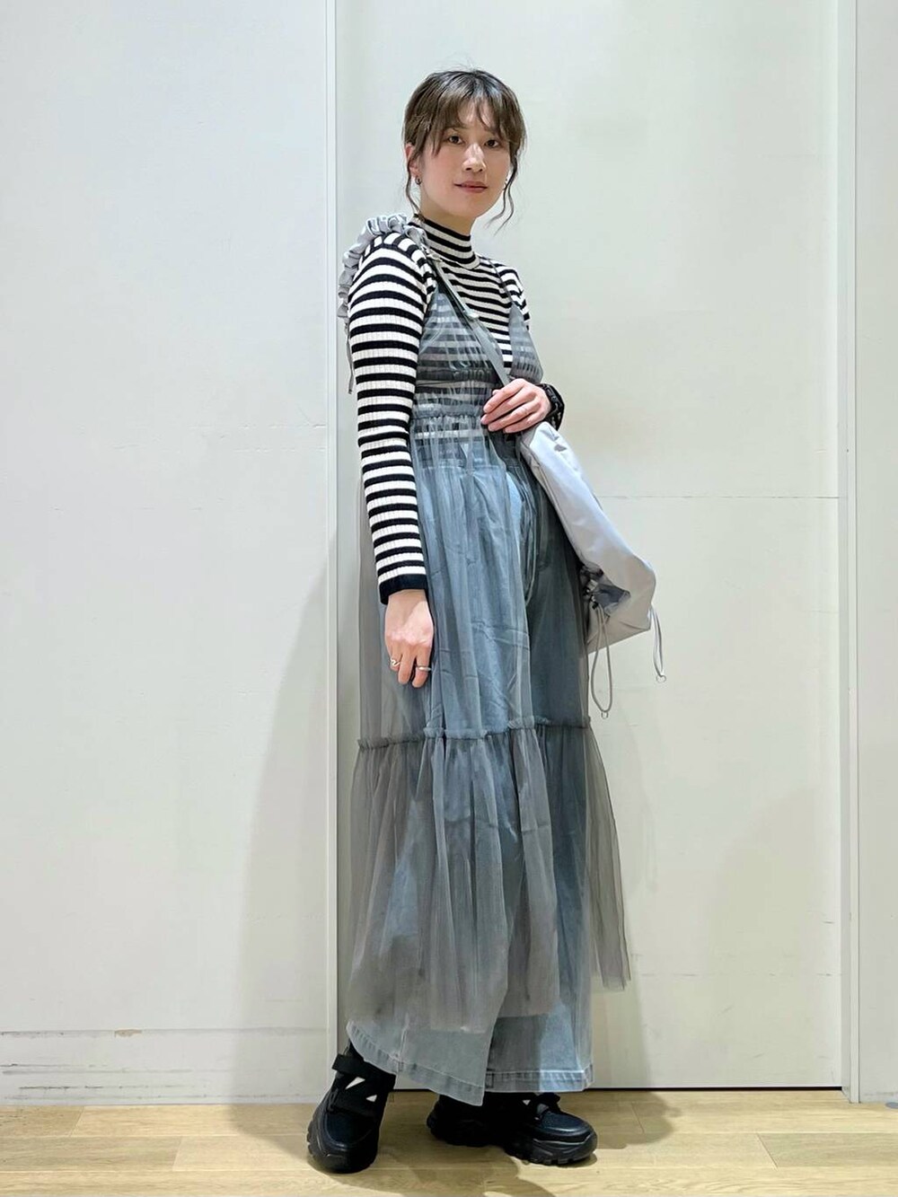 「高身長、きれいめ、女子ウケ、春コーデ、高見え、着痩せ・細見え、LAKOLE、着痩せ、体型カバー、休日コーデ、女子会、ニット、キャミワンピース、ショルダーバッグ、デニムパンツ」｜「LAKOLEのベルトスニーカー[WOMEN] / 100187（スニーカー、ブラック系）」を使った、ハラミさん（レディース・167cm）の冬コーディネートの6枚目の写真