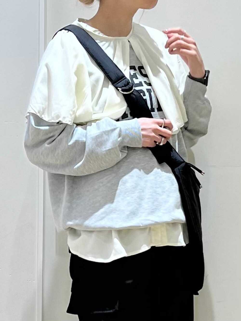 「高身長、きれいめ、女子ウケ、秋コーデ、リング、着痩せ・細見え、着痩せ、高見え、ベーシック/シンプル、休日コーデ、女子会、スウェット、ブラウス、ウエストゴム、ショルダーバッグ」|「JEANASISの【ステンレス】プランプリング/185674(リング、シルバー系)」を使った、ハラミさん(レディース・167cm)の秋コーディネートの4枚目の写真