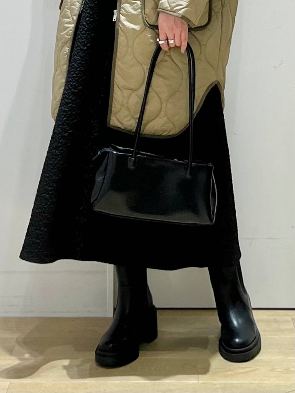 「体型カバー、高身長、きれいめ、女子ウケ、秋コーデ、冬コーデ、カジュアル、高見え、着痩せ・細見え、着痩せ、休日コーデ、女子会、コート、キャミワンピース、ニット」｜「JEANASISの【ステンレス】プランプリング/185674（リング、シルバー系）」を使った、ハラミさん（レディース・167cm）の秋コーディネートの5枚目の写真