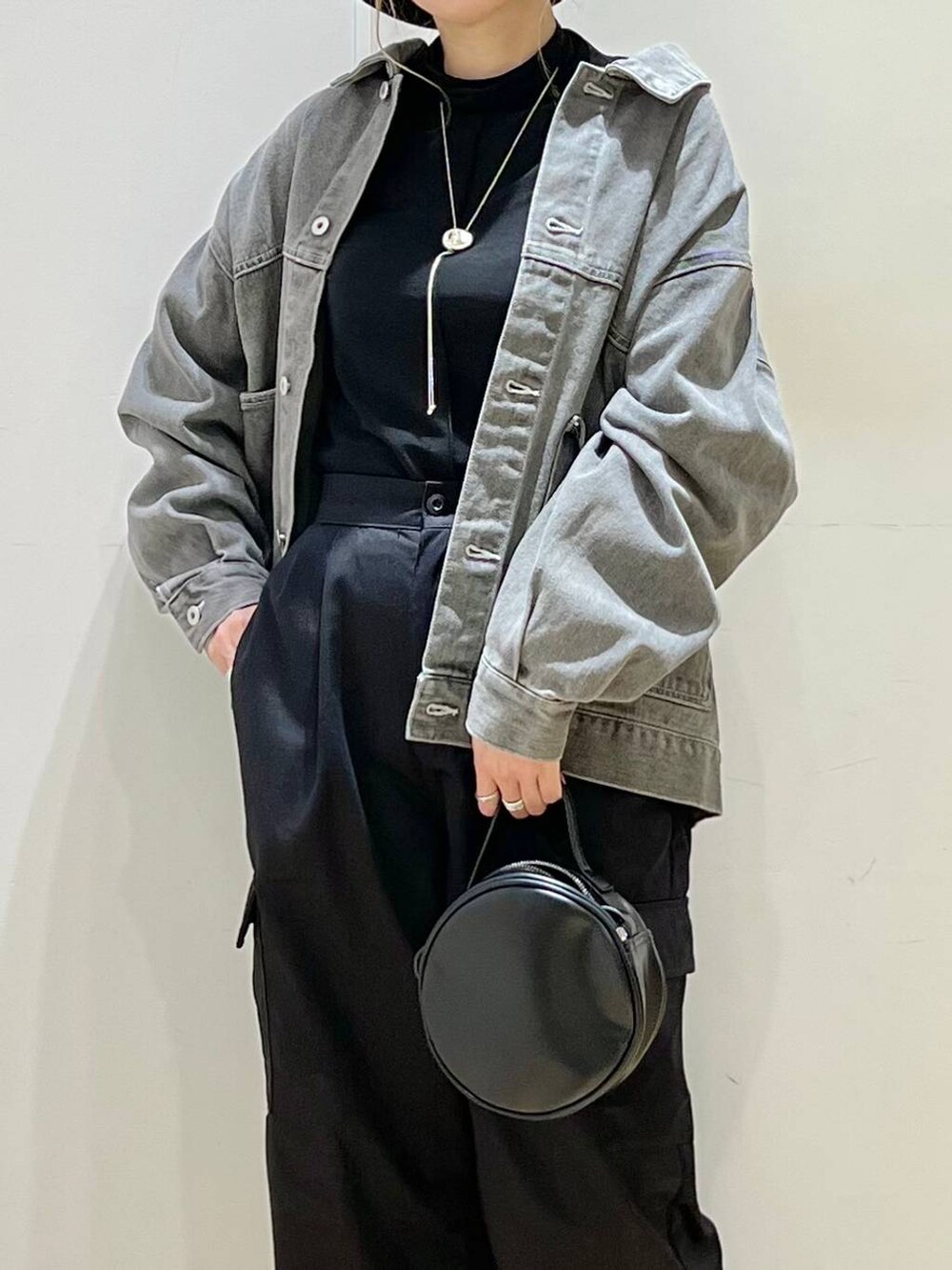 「高身長、きれいめ、女子ウケ、着痩せ・細見え、着痩せ、体型カバー、高見え、休日コーデ、女子会、ハット、デニムジャケット、ウエストゴム、ショルダーバッグ、リング、ピアス」｜「JEANASISの【ステンレス】プランプリング/185674（リング、シルバー系）」を使った、ハラミさん（レディース・167cm）の秋コーディネートの4枚目の写真