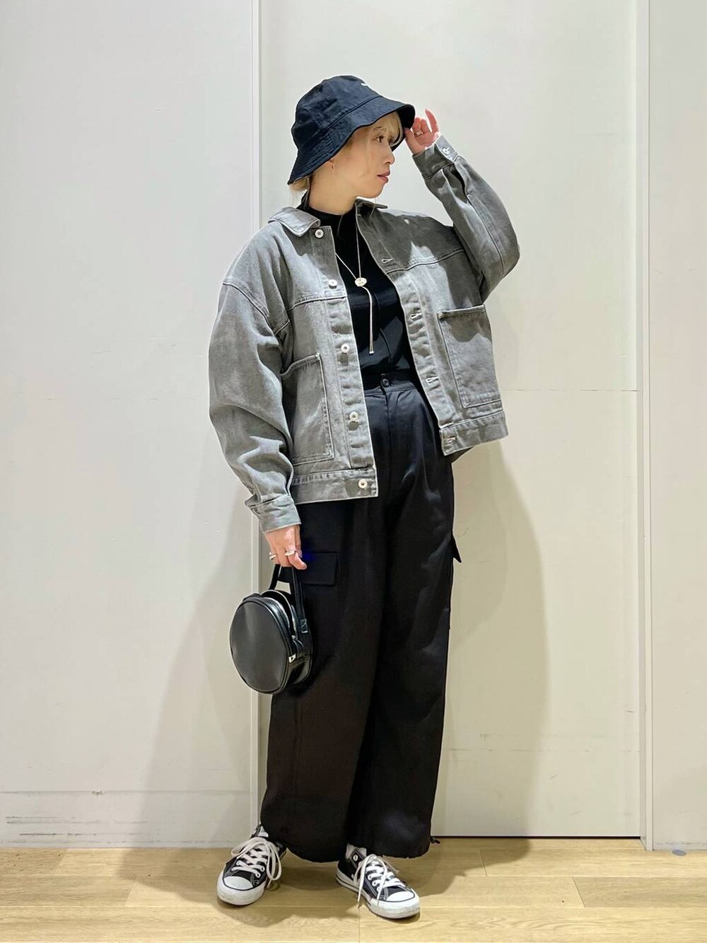 「高身長、きれいめ、女子ウケ、着痩せ・細見え、着痩せ、体型カバー、高見え、休日コーデ、女子会、ハット、デニムジャケット、ウエストゴム、ショルダーバッグ、リング、ピアス」｜「JEANASISの【ステンレス】プランプリング/185674（リング、シルバー系）」を使った、ハラミさん（レディース・167cm）の秋コーディネートの6枚目の写真