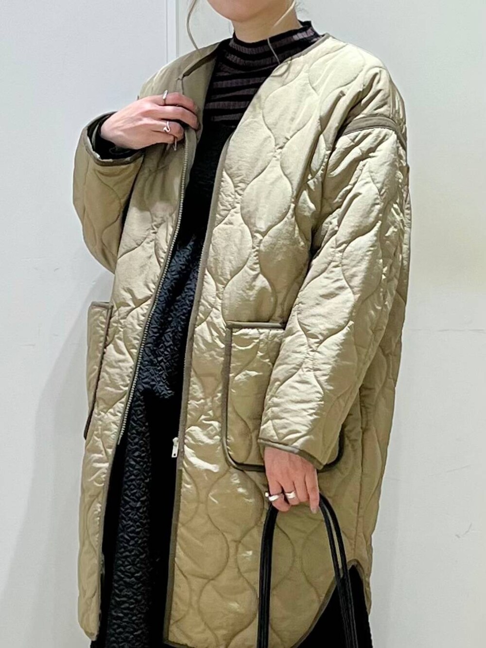 「体型カバー、高身長、きれいめ、女子ウケ、秋コーデ、冬コーデ、カジュアル、高見え、着痩せ・細見え、着痩せ、休日コーデ、女子会、コート、キャミワンピース、ニット」｜「JEANASISの【ステンレス】プランプリング/185674（リング、シルバー系）」を使った、ハラミさん（レディース・167cm）の秋コーディネートの4枚目の写真