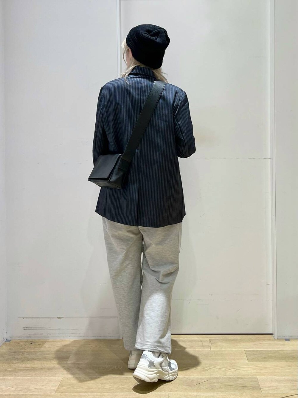 「高身長、きれいめ、秋コーデ、着痩せ・細見え、着痩せ、高見え、体型カバー、休日コーデ、カジュアル、女子会、ジャケット、ウエストゴム、ロンT、ショルダーバッグ、ニット帽」|「JEANASISの【ステンレス】プランプリング/185674(リング、シルバー系)」を使った、ハラミさん(レディース・167cm)の秋コーディネートの3枚目の写真