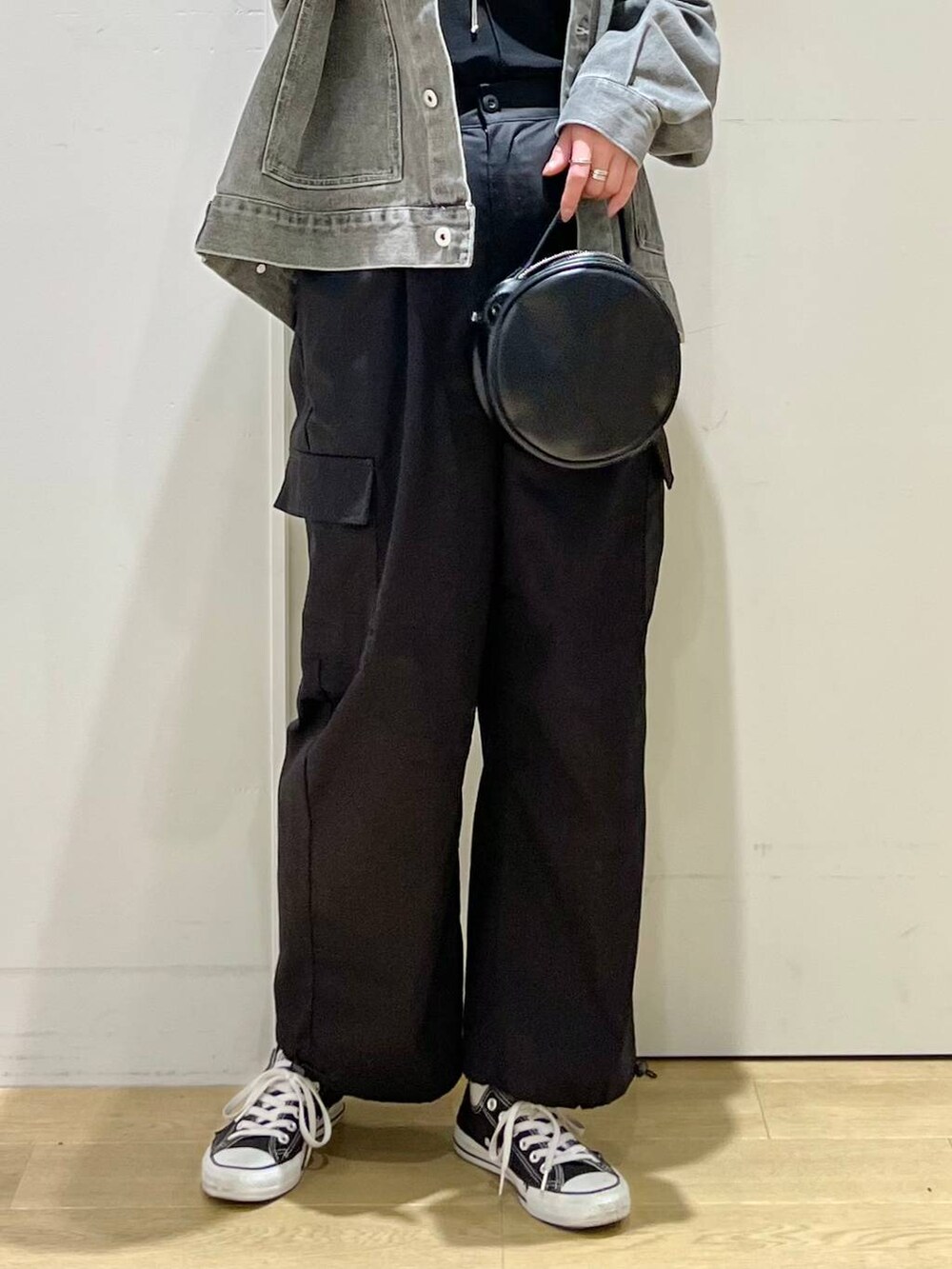 「高身長、きれいめ、女子ウケ、着痩せ・細見え、着痩せ、体型カバー、高見え、休日コーデ、女子会、ハット、デニムジャケット、ウエストゴム、ショルダーバッグ、リング、ピアス」｜「JEANASISの【ステンレス】プランプリング/185674（リング、シルバー系）」を使った、ハラミさん（レディース・167cm）の秋コーディネートの5枚目の写真
