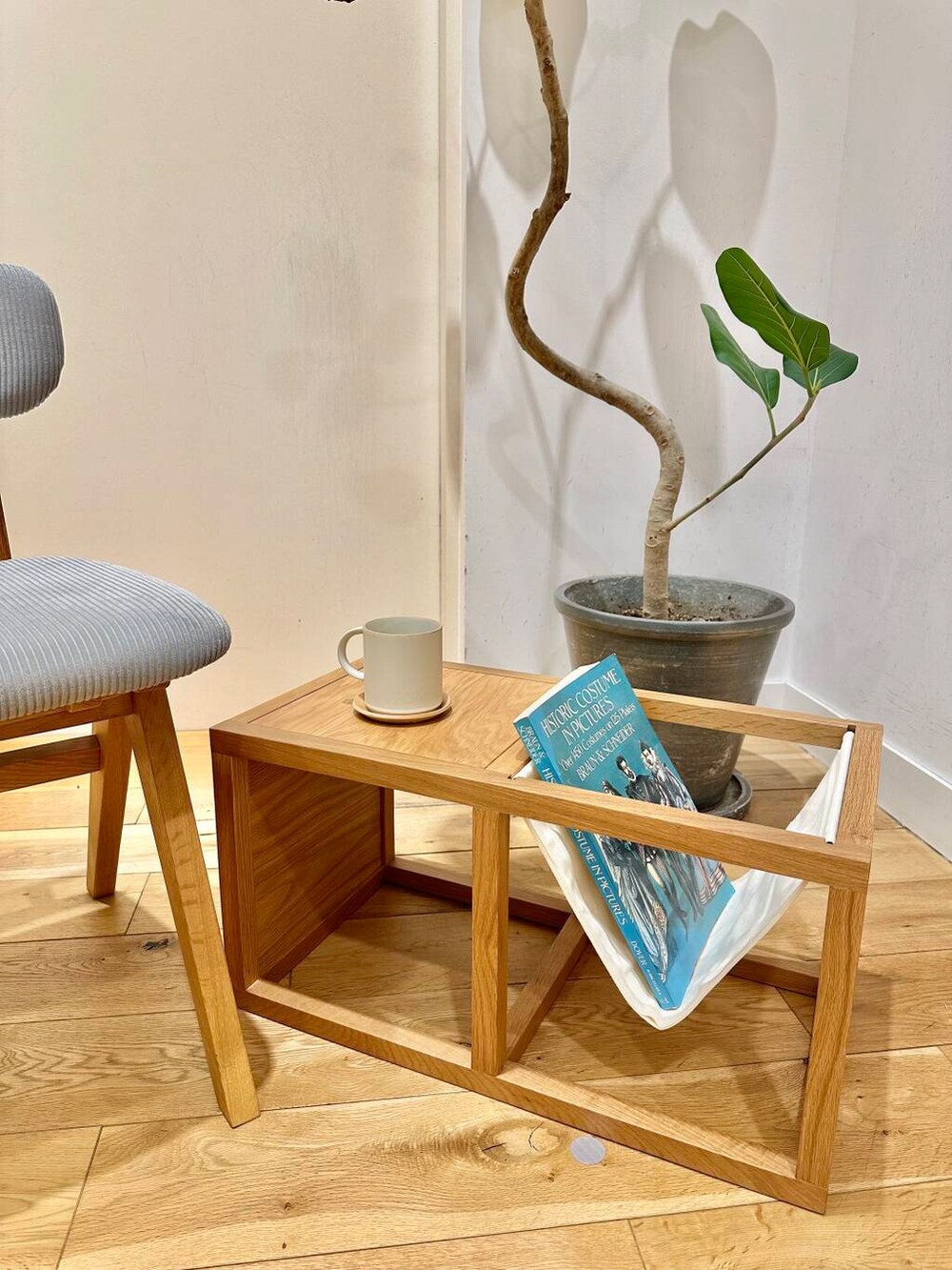 ベージュ系のキッチンツール、グレー系の家具、ホワイト系のインテリア雑貨を着用したレディースの春コーディネートの2枚目の写真