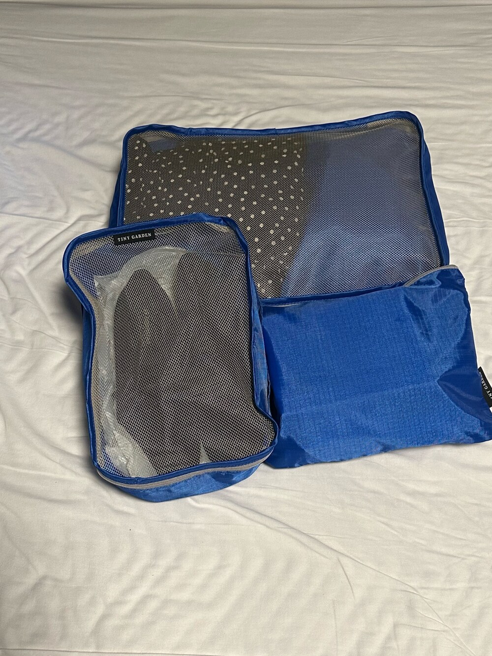 ブルー系のトートバッグ、ブルー系のその他雑貨を着用したレディースの秋コーディネートの2枚目の写真