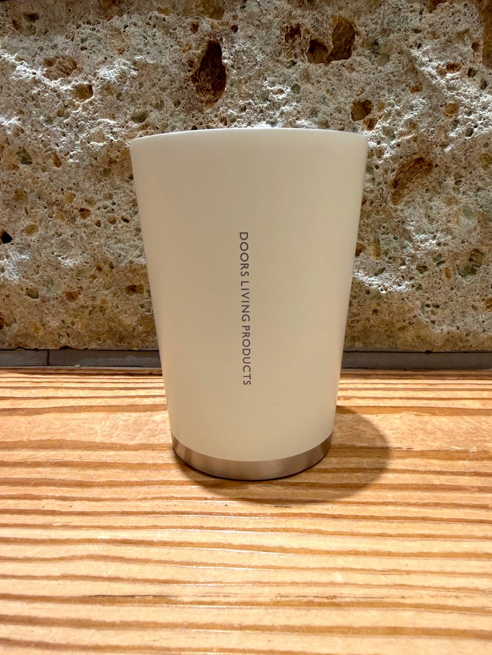 グレー系のキッチンツール、ホワイト系のキッチンツールを着用したレディースの春コーディネートの2枚目の写真