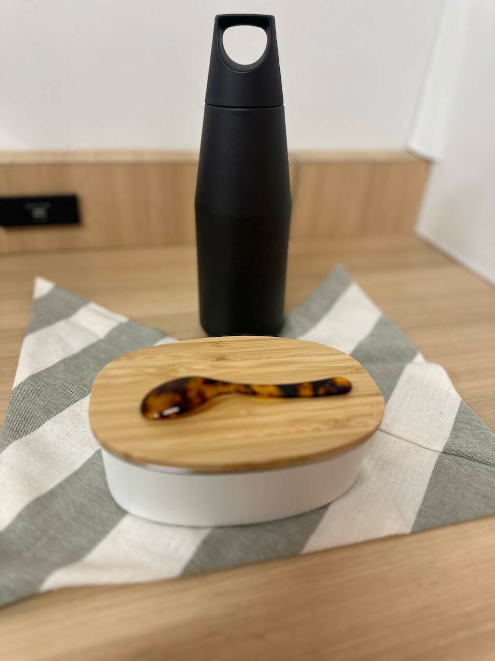 「キャンプ、アウトドア、使いやすい、母の日ギフト、スタッフのこれ買いました、お弁当箱、暮らしを楽しむ、お弁当包み、レンジ対応」｜「URBAN RESEARCH DOORSのF/style　亀田縞の弁当包み（お弁当箱、グレー系）」を使った、canaco11さん（レディース・154cm）の春コーディネートの2枚目の写真