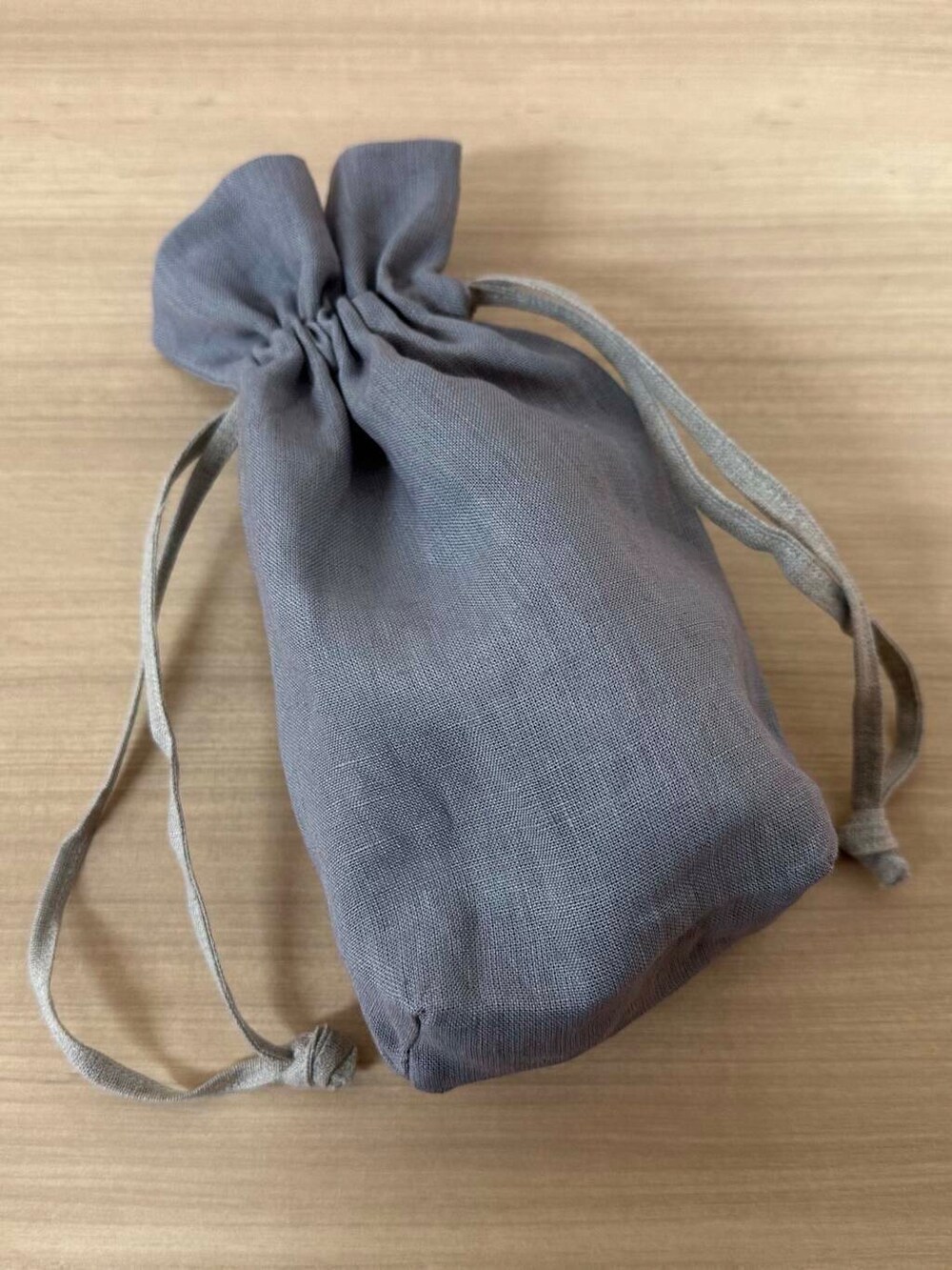 その他のコスメキット/ギフトセット、その他のその他ボディ・ヘアケア、グレー系のポーチを着用したレディースの冬コーディネートの2枚目の写真