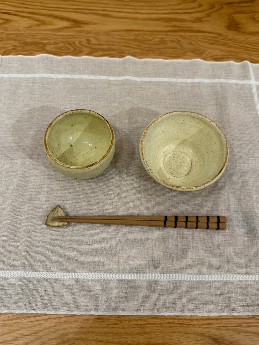その他の食器、その他の食器、イエロー系のカトラリーを着用したレディースの秋コーディネートの2枚目の写真