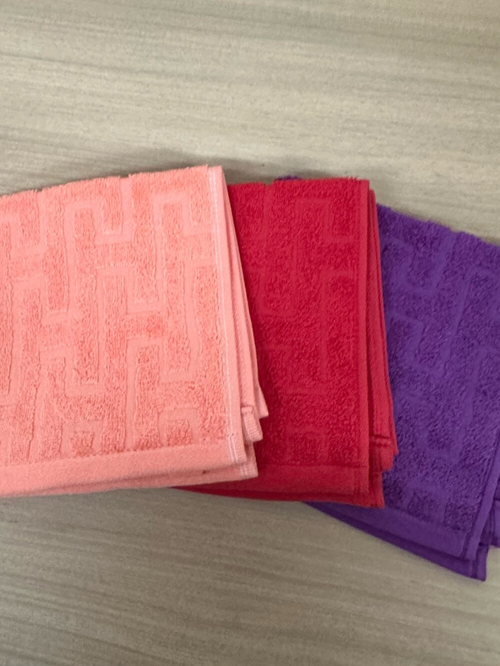 グレー系のその他雑貨、ブルー系のオーラルケア/歯磨きグッズ、オレンジ系のハンカチ/ハンドタオルを着用したレディースの秋コーディネートの2枚目の写真