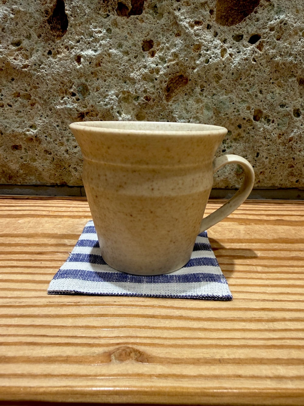 ブラウン系の食器、ベージュ系の食器、パープル系のキッチンツールを着用したレディースの春コーディネートの3枚目の写真