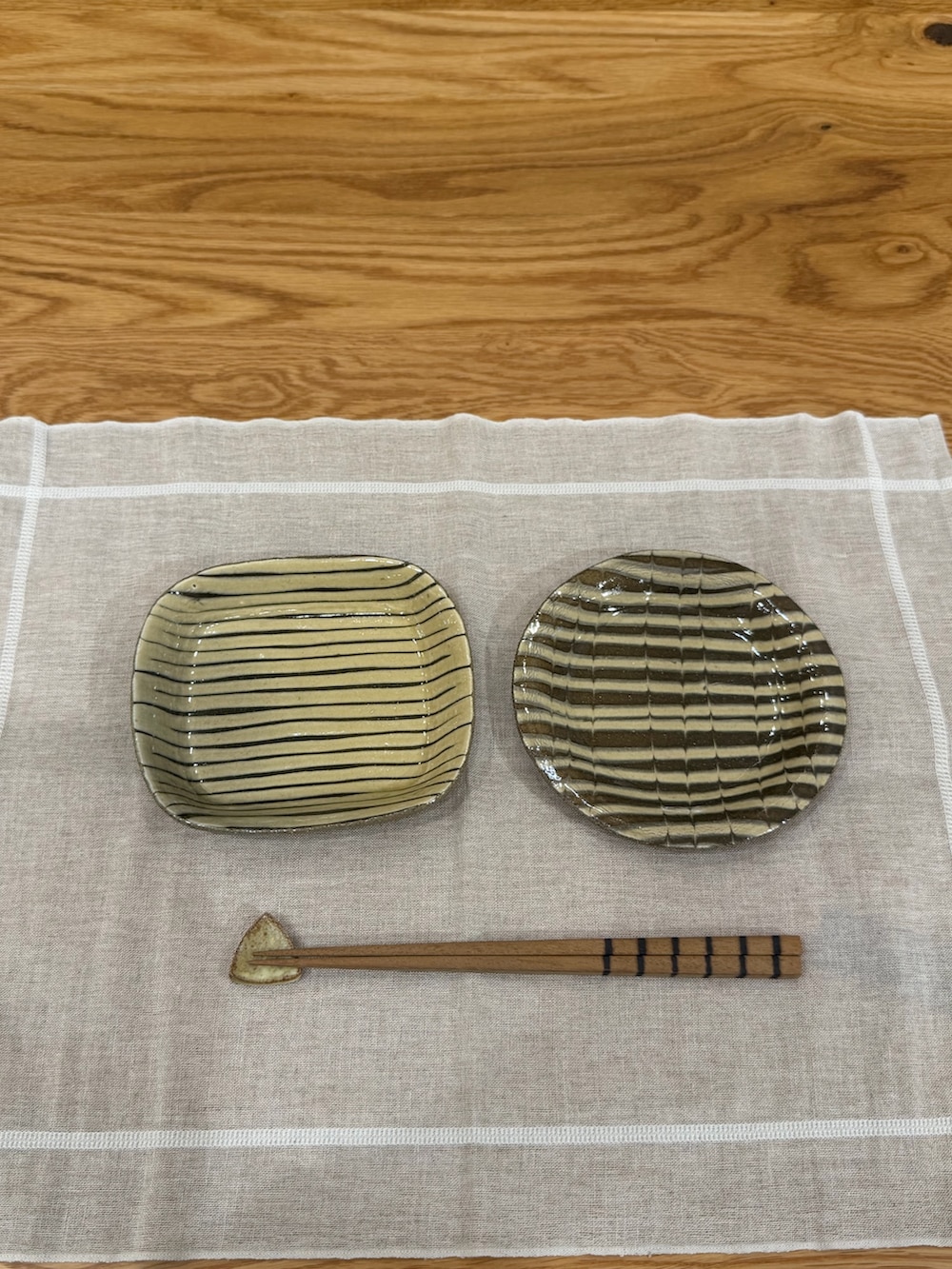 その他の食器、その他の食器、イエロー系のカトラリーを着用したレディースの秋コーディネートの3枚目の写真