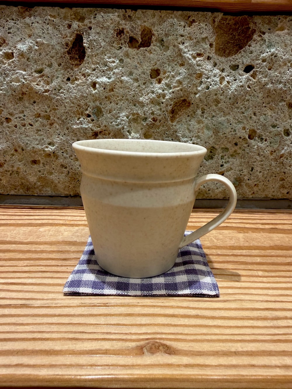 ブラウン系の食器、ベージュ系の食器、パープル系のキッチンツールを着用したレディースの春コーディネートの2枚目の写真