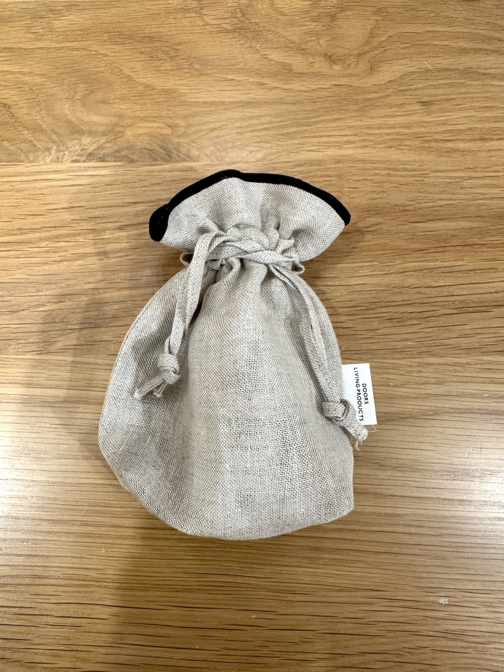 ブラック系のその他雑貨、その他のコスメキット/ギフトセットを着用したレディースの夏コーディネートの2枚目の写真